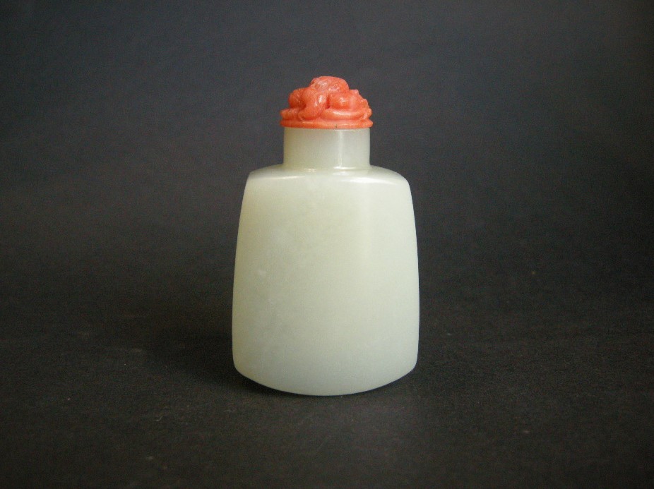 Snuff bottle jade celadon
